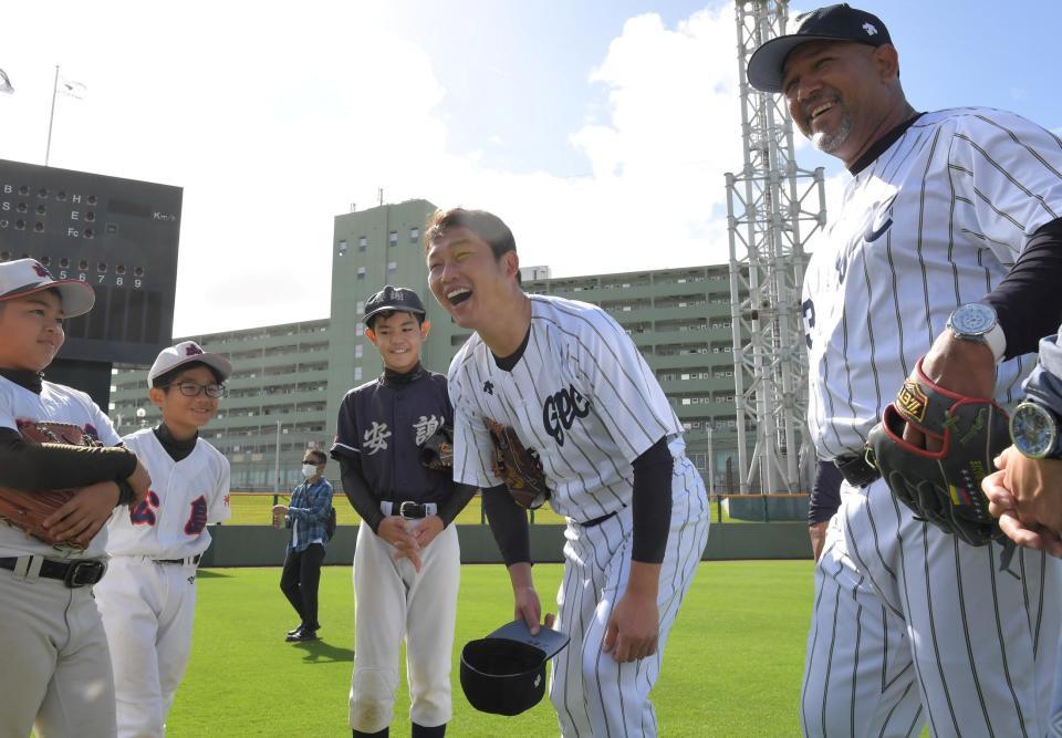 　野球教室で、ラミレス氏（右端）と共に子どもたちと交流する新井監督（中央）＝撮影・高部洋祐