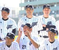 試合前、記念撮影のため整列する（後列左から）鳥谷氏、黒田氏、新井監督（撮影・高部洋祐）