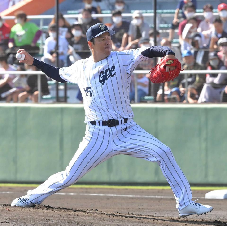 　力投する名球会セ・リーグの黒田氏