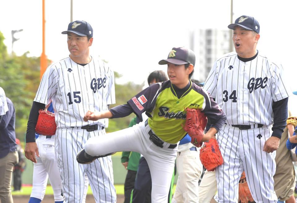 山本昌氏（右）と共に子どものピッチングを見守る黒田氏