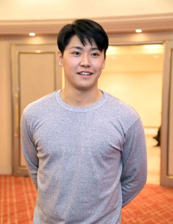 　広島入りし取材に応じるドラフト７位の久保（撮影・立川洋一郎）