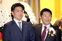 　広陵・中井監督（右）から激励された河野