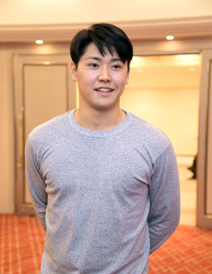 　広島入りし取材に応じるドラフト７位の久保（撮影・立川洋一郎）