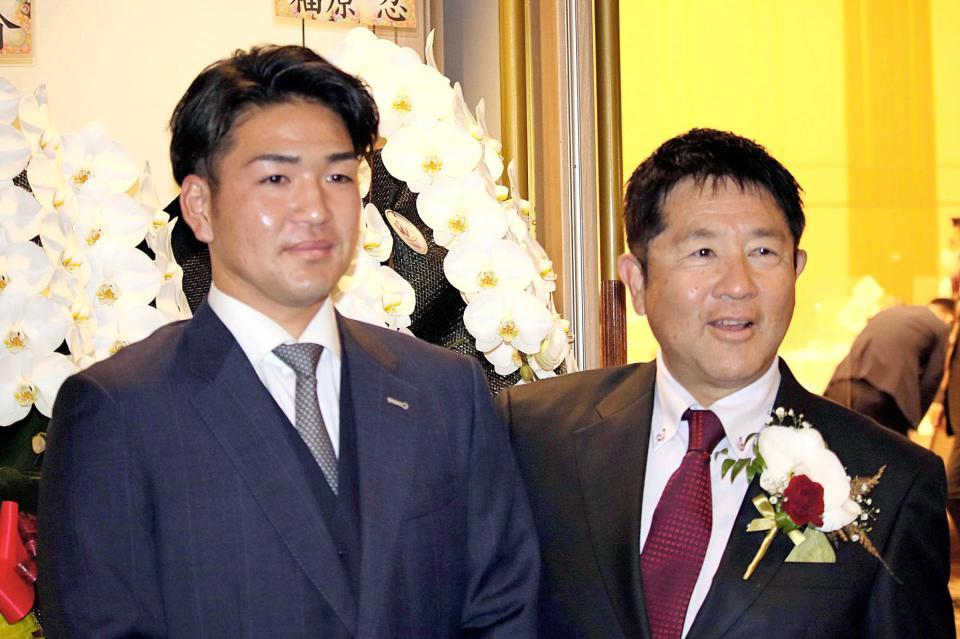 　広陵・中井監督（右）から激励された河野