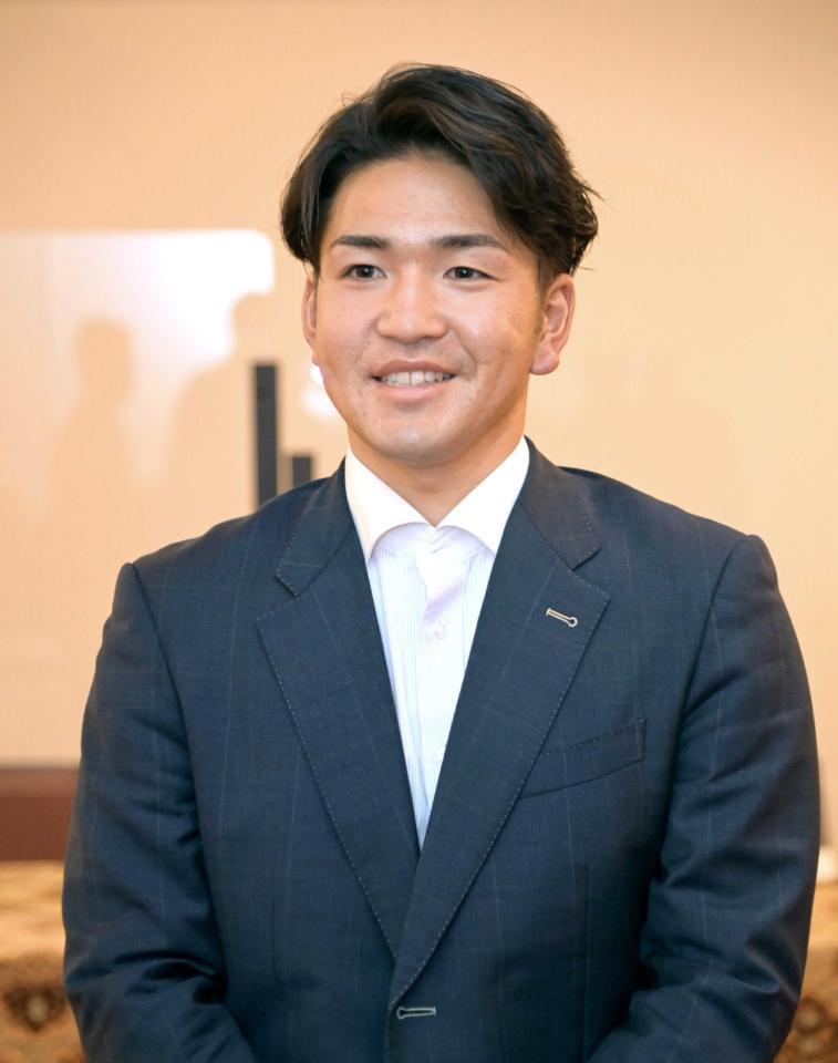 　広島入りし取材に応じるドラフト５位・河野（撮影・立川洋一郎）