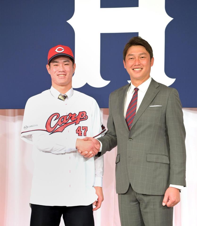 　新井監督（右）と握手を交わす広島ドラフト１位・斉藤優汰（撮影・立川洋一郎）