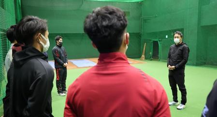 　新人選手に訓示をする黒田アドバイザー（球団提供）