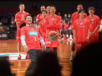 　Ｂリーグ広島ドラゴンフライズのオープニングセレモニー始球式でシュートを外し苦笑いする新井監督（撮影・立川洋一郎）