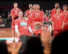 カープ新井監督　広島に活気与える！野球＆バスケ＆サッカー　プロスポーツ３本の矢だ
