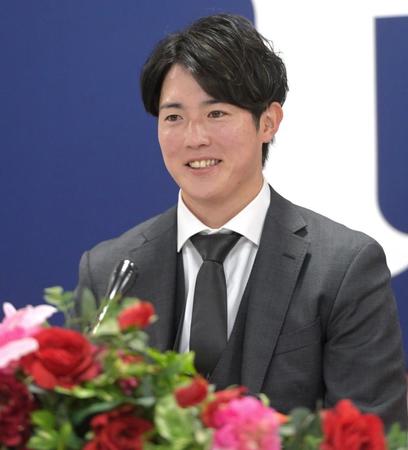 　契約更改を終えて会見に臨む森下＝１６日