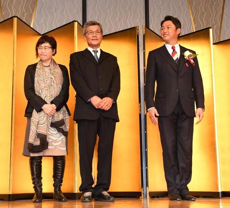 　壇上で司会者から紹介される新井監督（右）の父・浩吉さん（中）、母・美智子さん（撮影・佐藤厚）