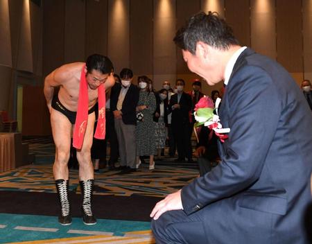 　お辞儀するアントキの猪木（左）と新井監督（撮影・佐藤厚）