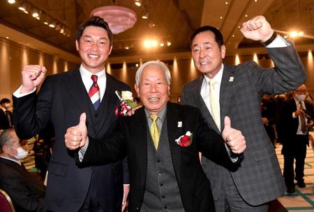 　新井監督（左）を激励する駒大・太田終身名誉監督（中）、中畑清ＯＢ会長（撮影・佐藤厚）