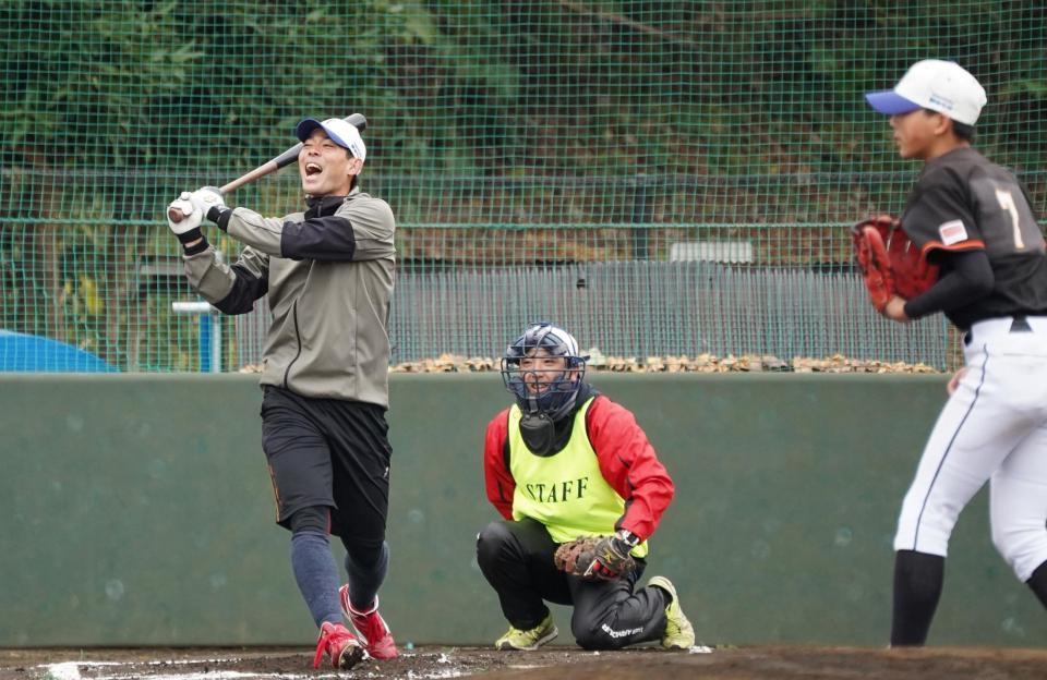 　少年に一ゴロに打ちとられ、絶叫する秋山（撮影・高石航平）