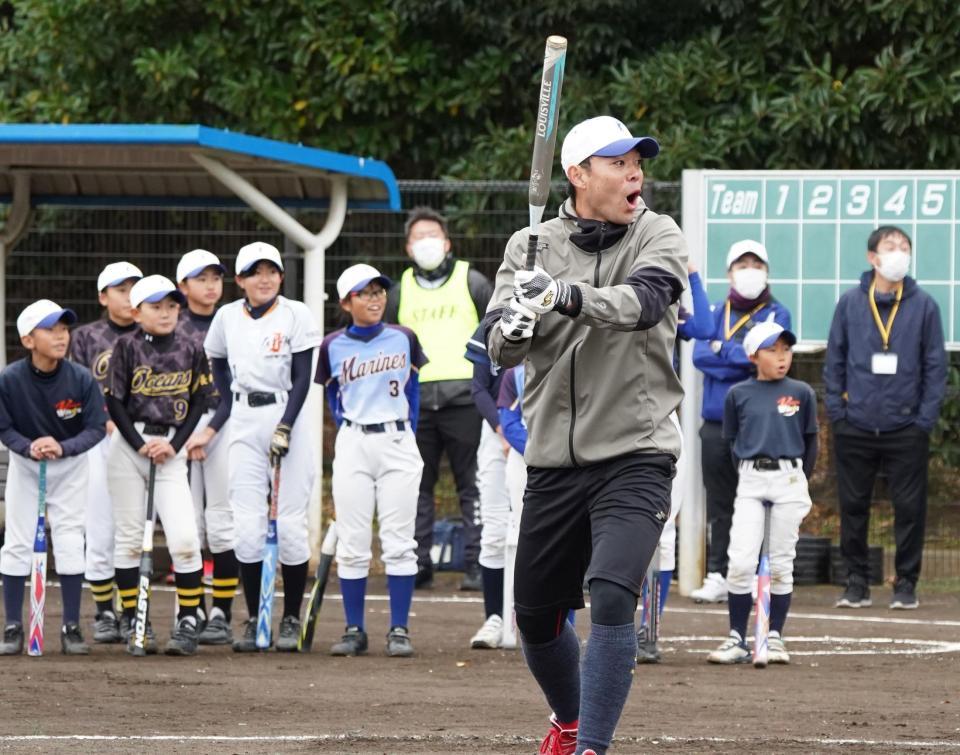 　鋭い打球が人のいる方向に飛び、肝を冷やす秋山（撮影・高石航平）