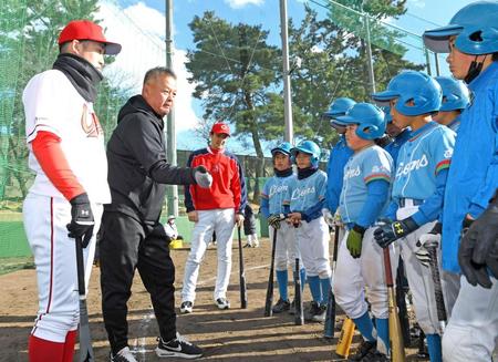 子どもたちを集め、アドバイスする（左から）小園と金村義明氏（撮影・田中太一）