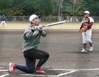 少年の直球に差し込まれ、驚いた表情の広島・秋山翔吾＝神奈川・不入斗公園（撮影・高石航平）