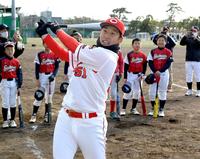 子供の前で打撃のお手本を見せる広島・小園海斗＝西宮市・報徳学園（撮影・田中太一）