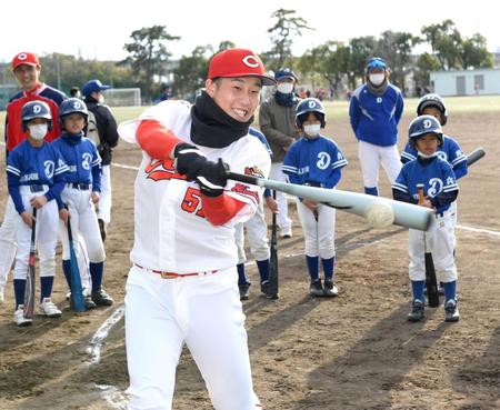 子どもたちの前で打撃のお手本を見せる小園（撮影・田中太一）