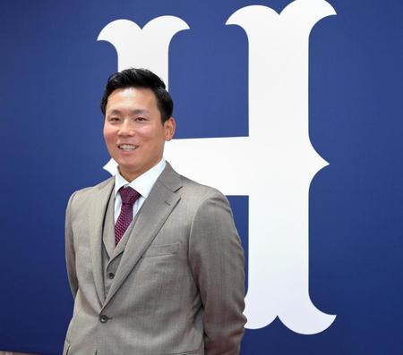 　契約更改を終えて笑顔で取材に応じる栗林（撮影・立川洋一郎）