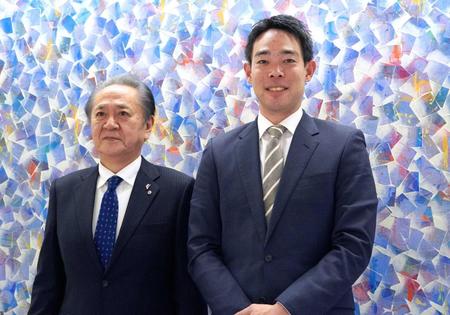 　神奈川県横須賀市の上地克明市長（左）を表敬訪問した秋山