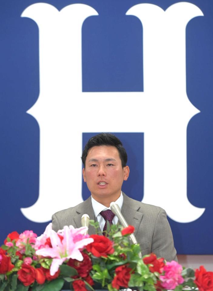 　契約更改を終えて会見に臨む栗林（撮影・立川洋一郎）