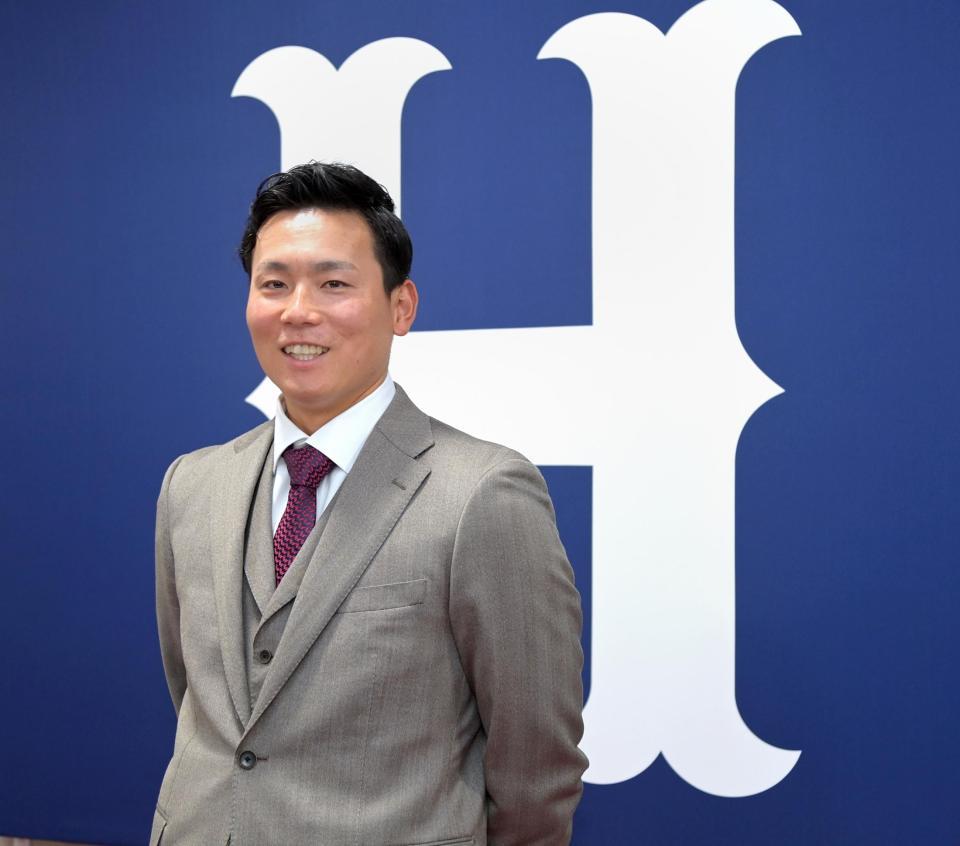 　契約更改を終えて笑顔で取材に応じる栗林（撮影・立川洋一郎）