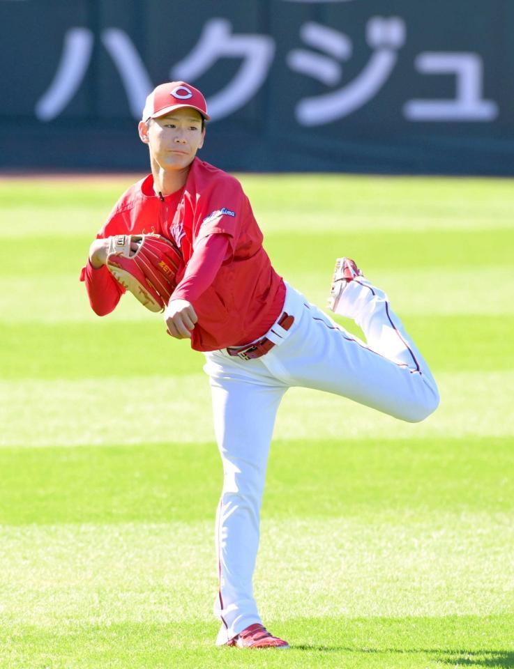 　栗林との合同自主トレで球速アップを目指す森浦