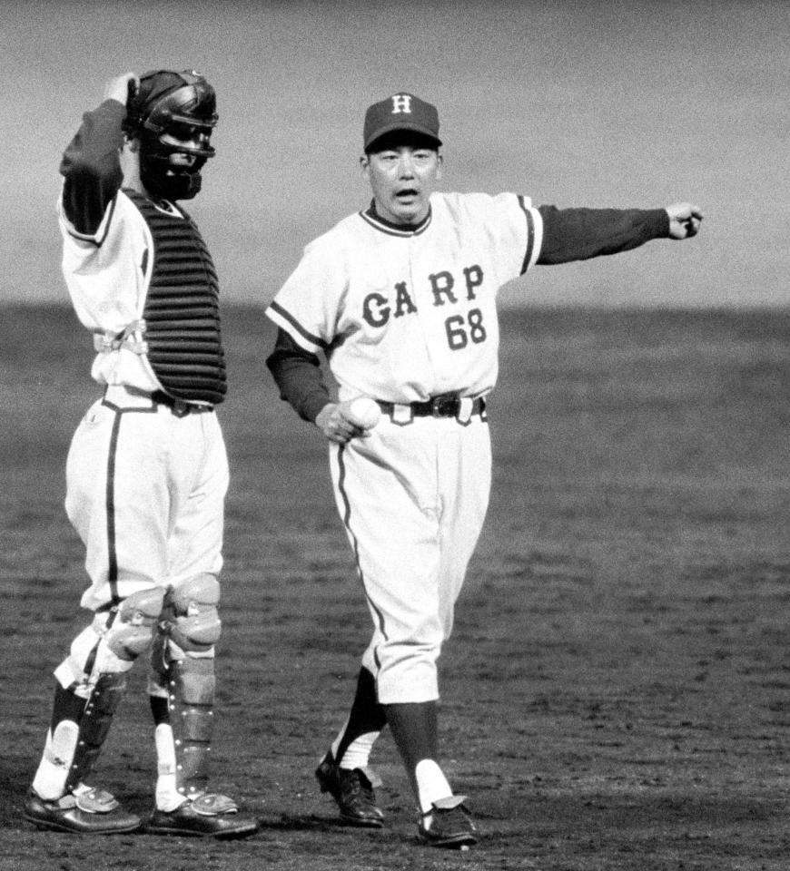 広島監督時代の根本陸夫氏（右）＝１９６８年