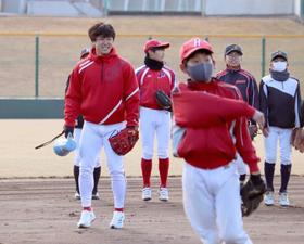 広島・上本　子どもたちからパワーもらった　今オフのテーマは「ケガをしない体作り」