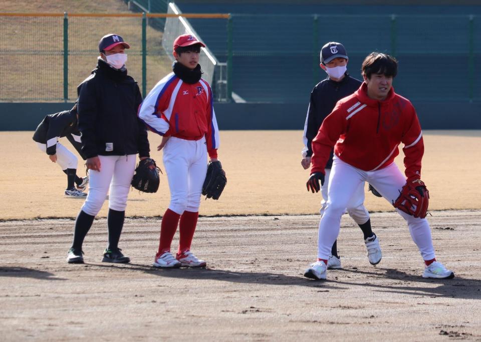 　野球教室に参加し、自らノックを受ける上本