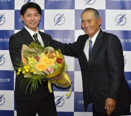 恩師・伊勢孝夫氏（右）も久保の活躍に期待を寄せている