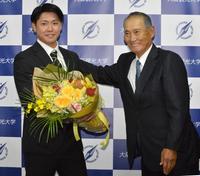 恩師・伊勢孝夫氏（右）も久保の活躍に期待を寄せている