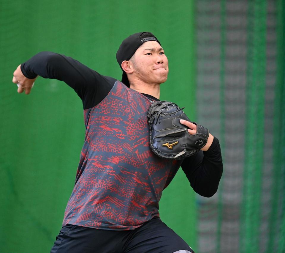 　スローイングの練習を繰り返す坂倉（撮影・田中太一）