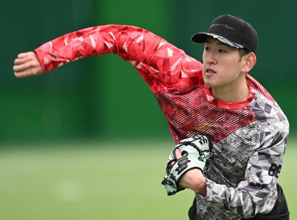 キャッチボールをする遠藤（撮影・田中太一）