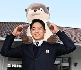 広島ドラ２・内田　特大カワウソ持参！　将来の４番候補、新幹線も相棒背負って乗車