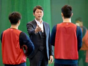 広島・新井監督が新人選手に訓示「焦る必要はない」合同自主トレ初日