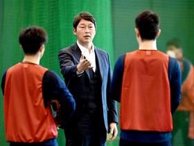 カープ新井監督　「つないでは共通」箱根駅伝Ｖの駒大に興奮　新人訓示３分