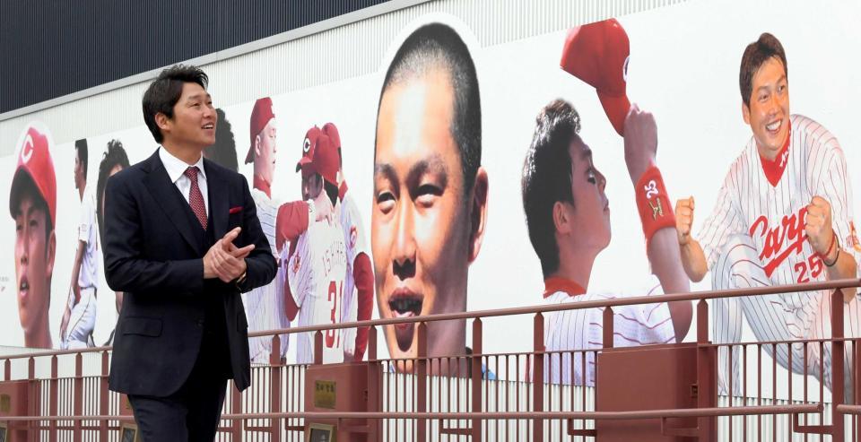 マツダ屋内練習場壁面リニューアルされ、現役時代の特大写真を見て懐かしむ新井監督