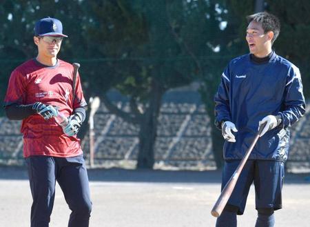　板山（左）と話す秋山（撮影・佐々木彰尚）