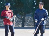 　板山（左）と話す秋山（撮影・佐々木彰尚）