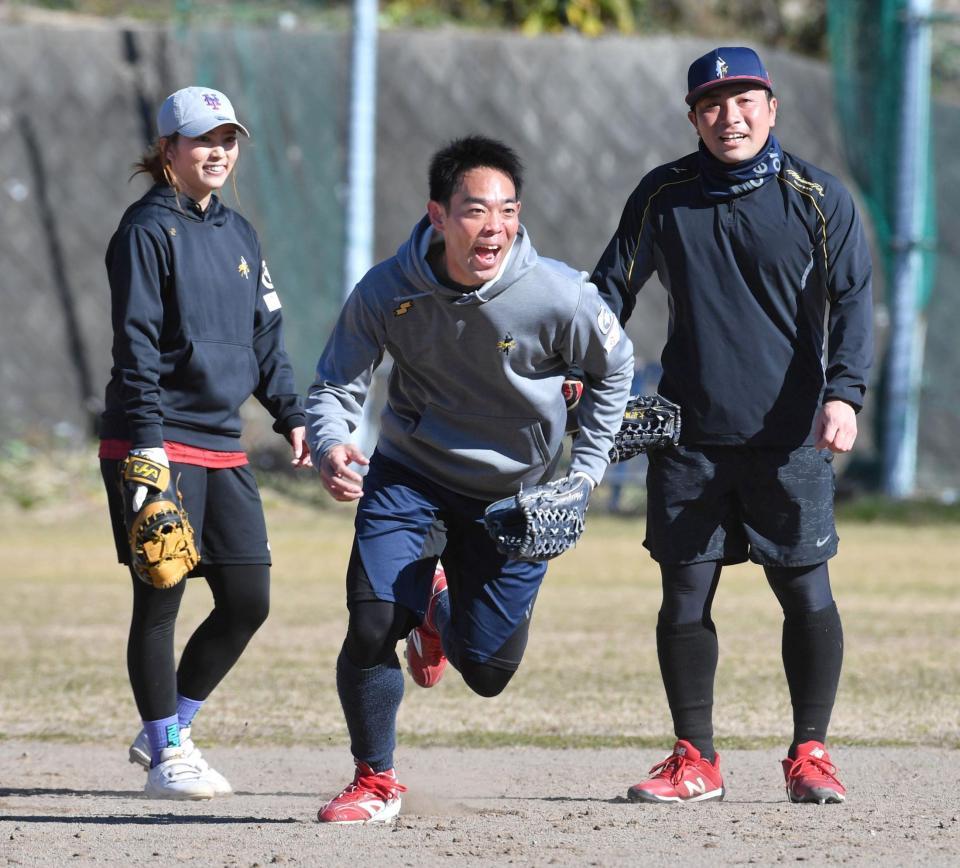 　元気にノックを受ける秋山（中央）＝撮影・佐々木彰尚