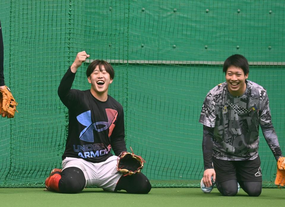 　山田（左）と守備練習をする小園は笑顔を見せる（撮影・田中太一）