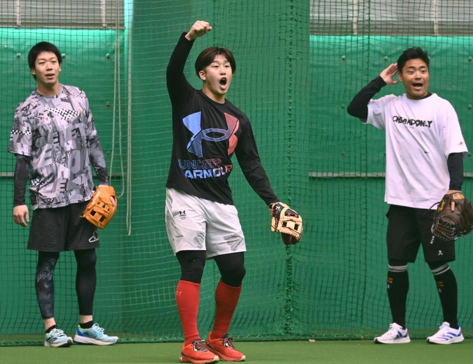 　山田（左）、中村（右）らと一緒にノックを受け、ハツラツとした表情を見せる小園（撮影・田中太一）