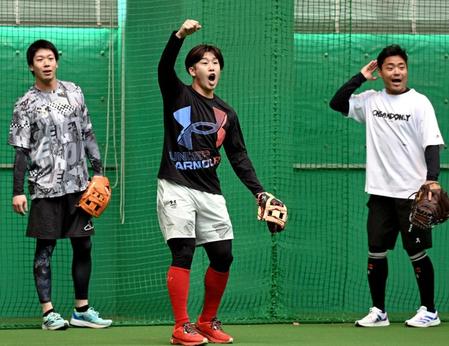 　ヤクルト・山田（左）、中村（右）らと一緒にノックを受け、ハツラツとした表情を見せる小園（撮影・田中太一）