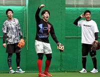 　ヤクルト・山田（左）、中村（右）らと一緒にノックを受け、ハツラツとした表情を見せる小園（撮影・田中太一）