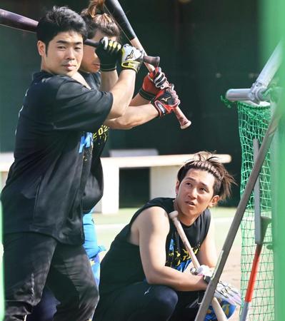 　近藤（左）の構えを見つめる西川