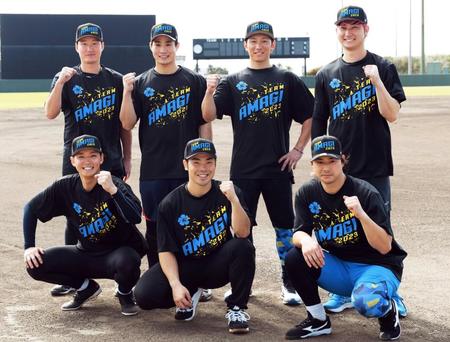 　　練習後、集合写真に収まる（左手前から）オリックス・石川亮、ソフトバンク・近藤、ロッテ・藤岡。（左奥から）阪神・渡辺諒、阪神・木浪、広島・西川、日本ハム・淺間（撮影・田中太一）