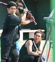 　近藤（左）の構えを見つめる西川