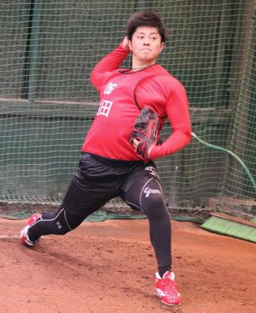 　新人合同自主トレで初めてブルペン入りした益田